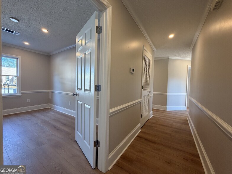 More Photos Of 1165 Cedar Shoals Dr, Athens Loft Creative Space For Sale