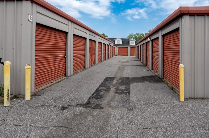 More Photos Of 721 N McKenzie St, Foley Self Storage For Sale