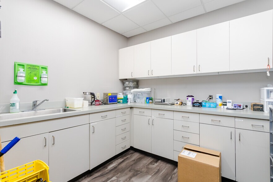 More Photos Of 5477 Glen Lakes Dr, Dallas Medical For Lease
