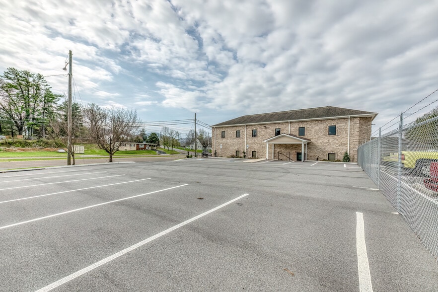 More Photos Of 1712 Volunteer Pky, Bristol Storefront Retail Office For Lease