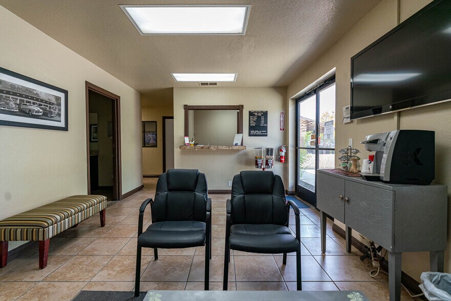 More Photos Of 39126-39130 3rd St E, Palmdale Service For Sale