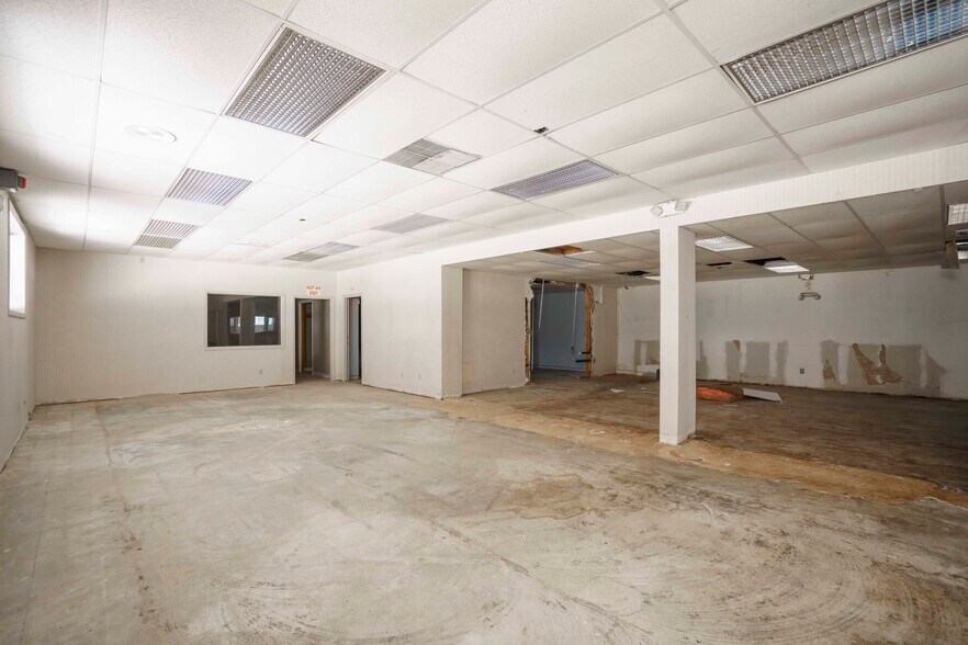 More Photos Of 1310 S Commerce St, Harlingen Office For Sale