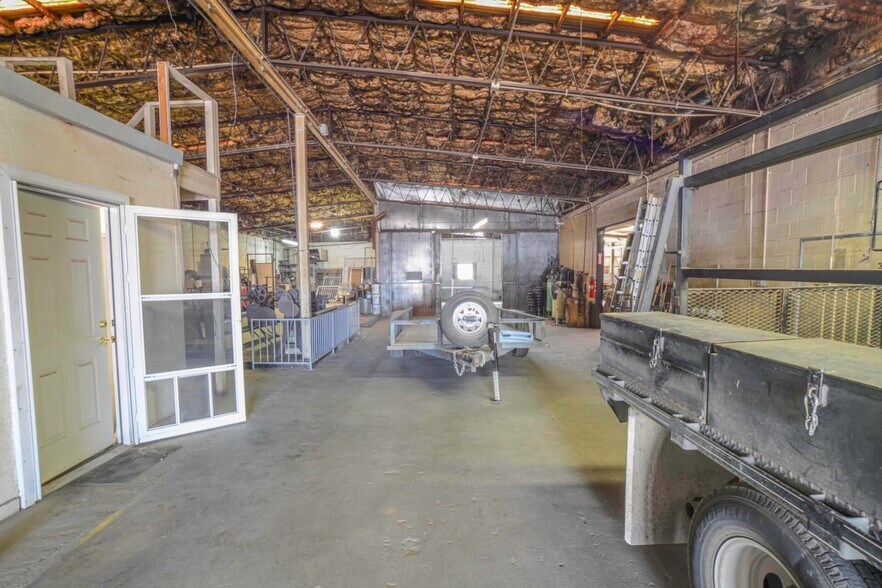 More Photos Of 1117 N Avenue T, Lubbock Warehouse For Sale
