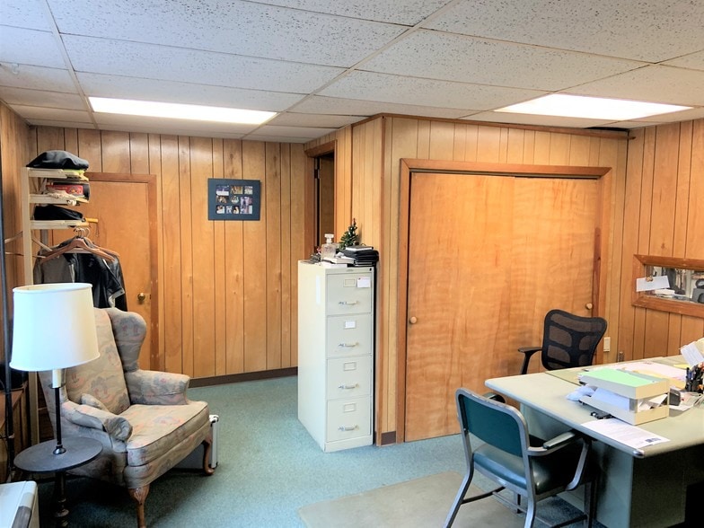 More Photos Of 307 Main St, Westbrook Carwash For Sale