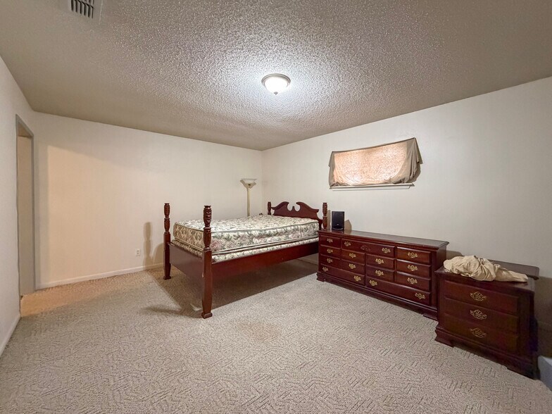 More Photos Of 1200 N Louise St, Atlanta Office For Sale