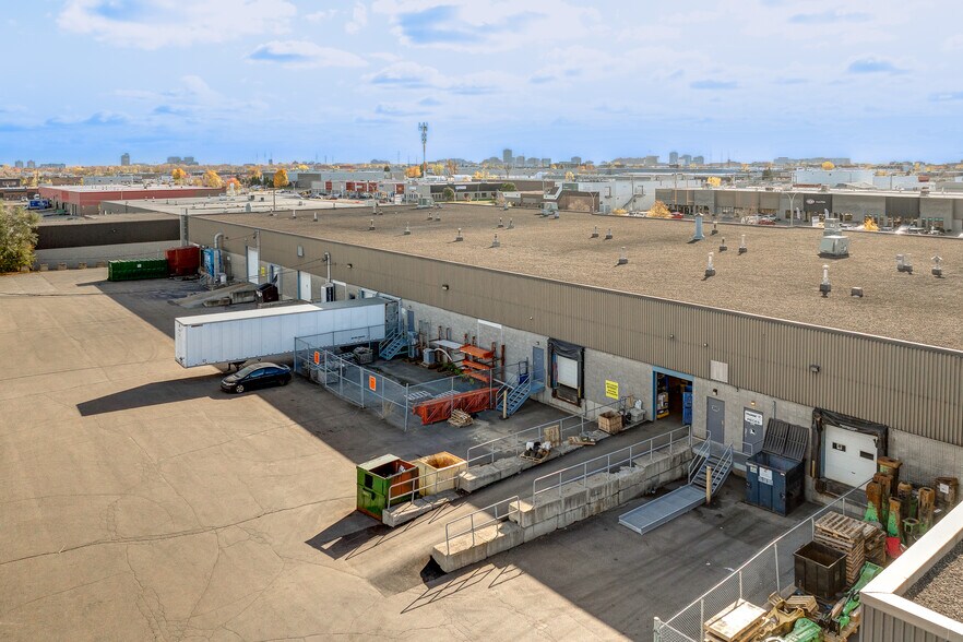 More Photos Of 3401-3421 Boul Industriel, Laval Light Distribution For Lease