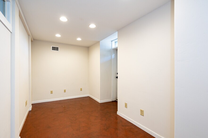 More Photos Of 717 W Riordan Rd, Flagstaff Storefront Retail Office For Sale