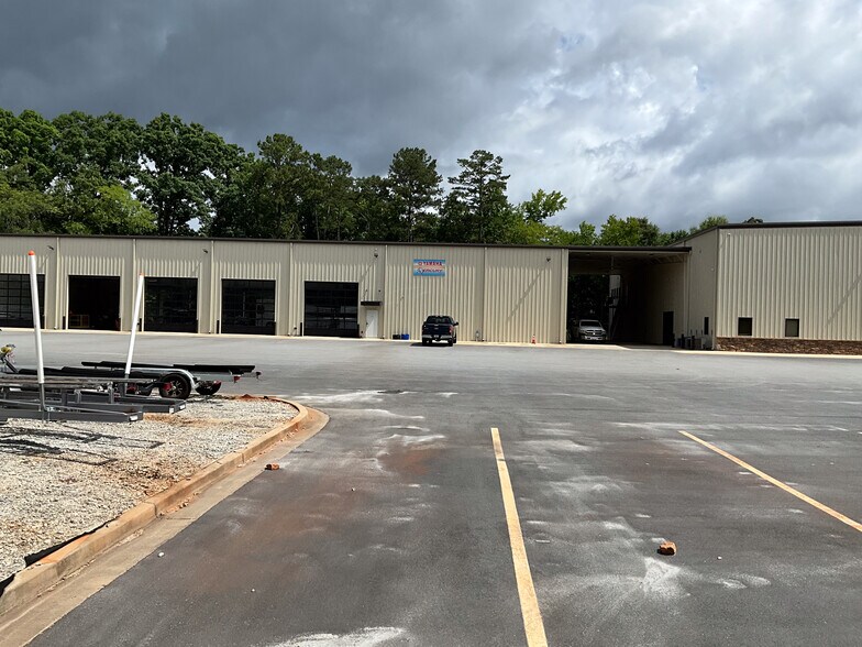 More Photos Of 804 Harmony Rd, Eatonton Showroom For Sale
