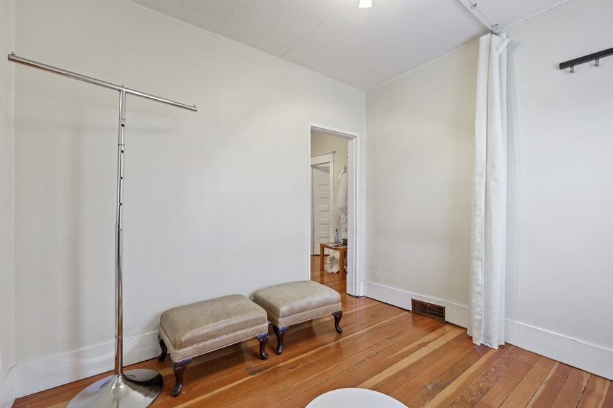 More Photos Of 620 Marsh Rd NE, Calgary General Retail For Lease