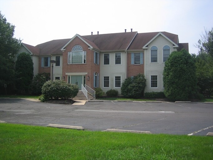 More Photos Of 152 Himmelien Rd, Medford Office For Sale