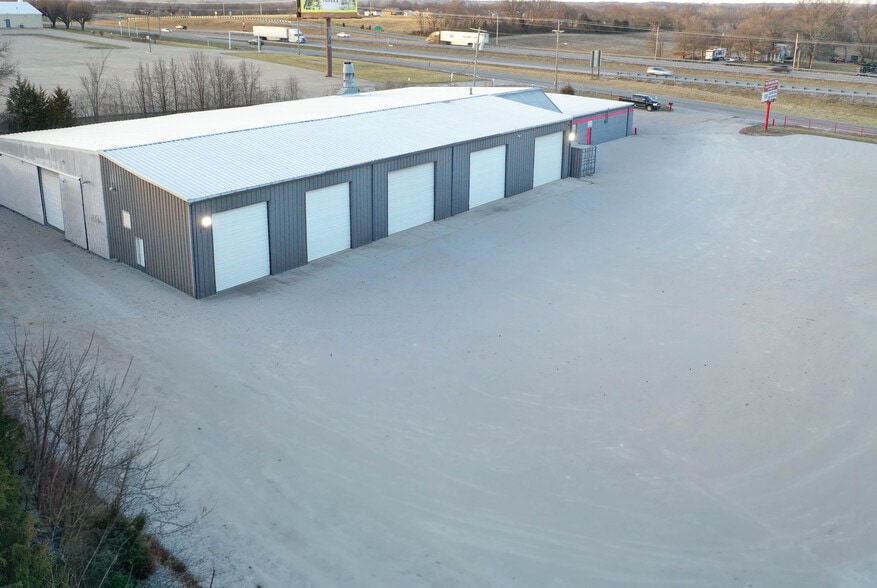 More Photos Of 701 SW 1st St, Oak Grove Industrial For Lease