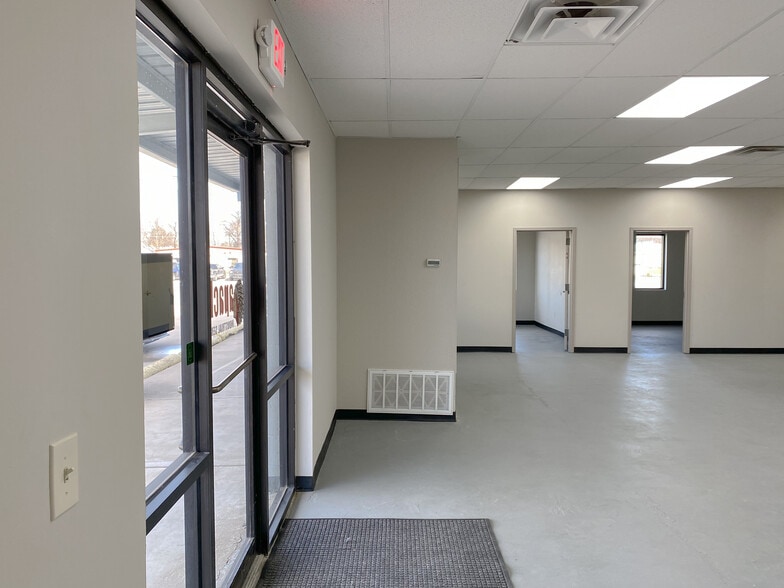 More Photos Of 8920 E Admiral Pl, Tulsa Freestanding For Lease