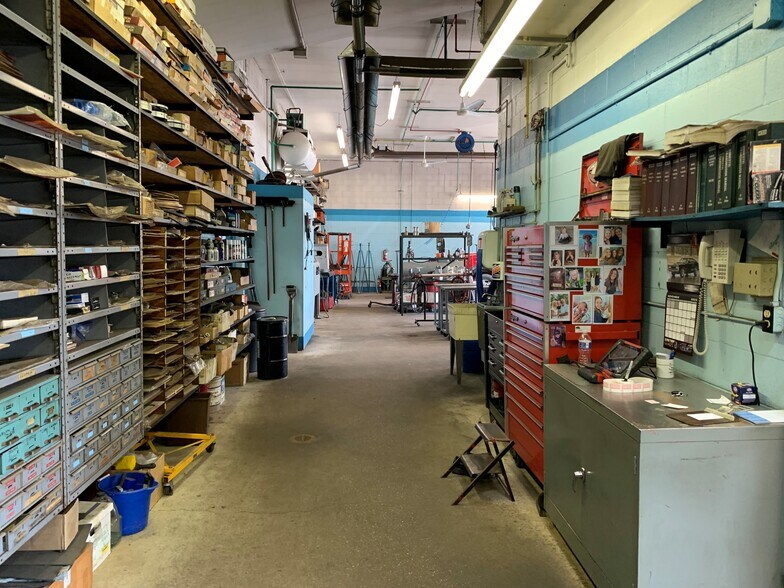 More Photos Of 1005 W Main St, Kent Auto Repair For Sale