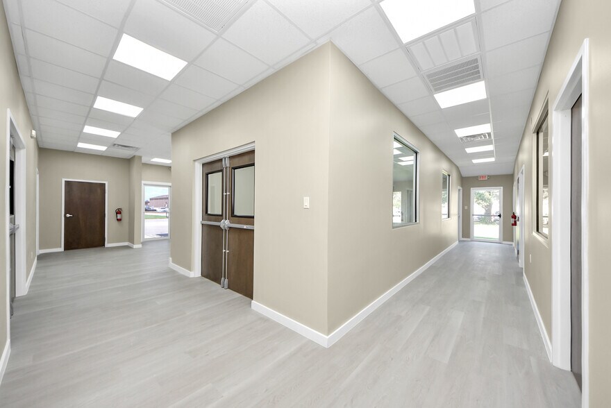 More Photos Of 1563 Live Oak St, Webster Office For Sale