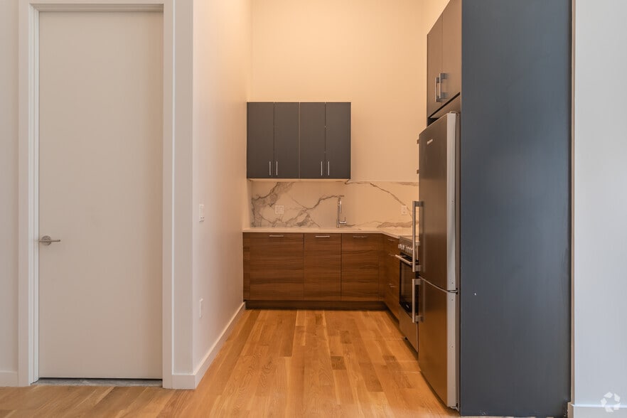 More Photos Of 45-67 Davis St, Long Island City Apartments For Lease