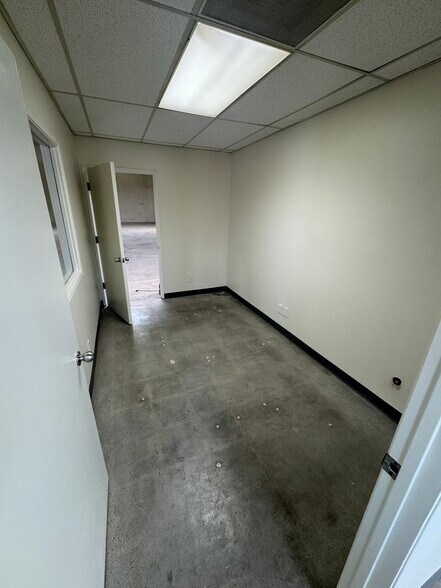 More Photos Of 440 E Walnut Ave, Fullerton Warehouse For Lease