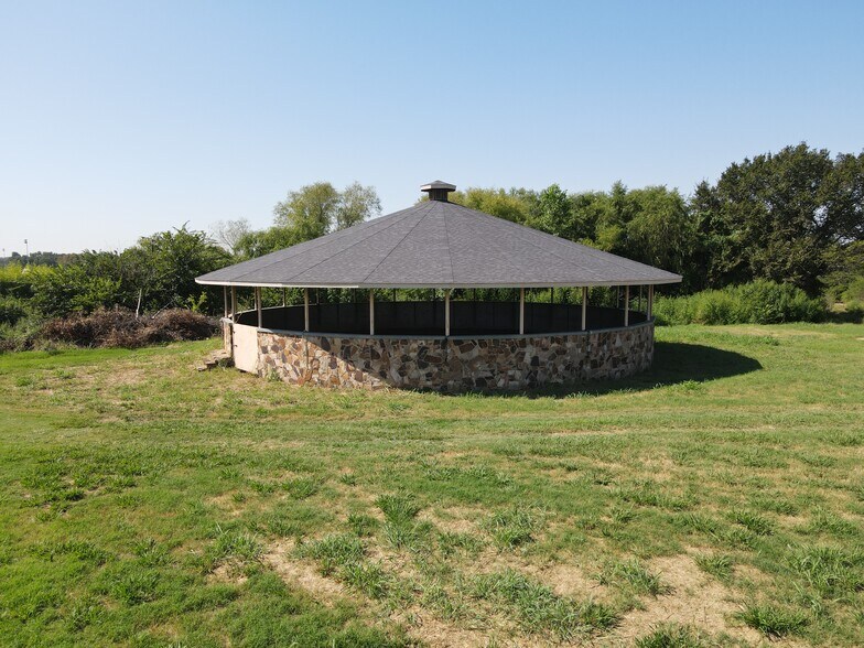 More Photos Of 2001 Stemmons Service, Sanger Land For Sale