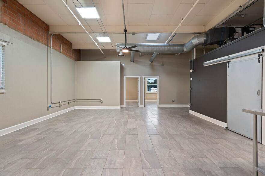 More Photos Of 3363 E Commerce St, San Antonio Unknown For Lease