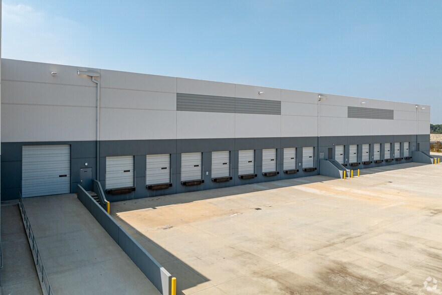 More Photos Of 415 S Motor Ave, Azusa Warehouse For Lease