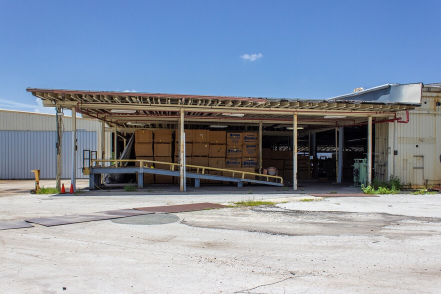 More Photos Of 310 Cypress Rd, Ocala Manufacturing For Sale