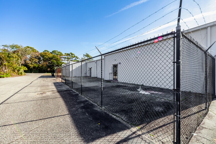 More Photos Of 3302-3338 Highway 17 S, North Myrtle Beach Storefront For Lease