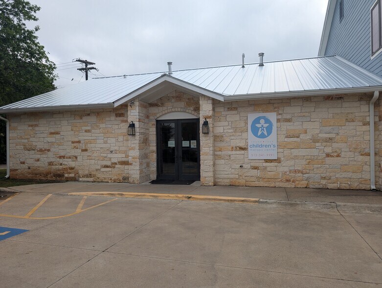 More Photos Of 12 Chisholm Trl, Round Rock Freestanding For Lease