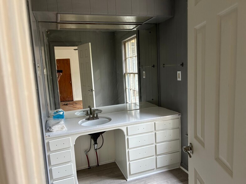 More Photos Of 404 N Henderson Blvd, Kilgore Office For Lease