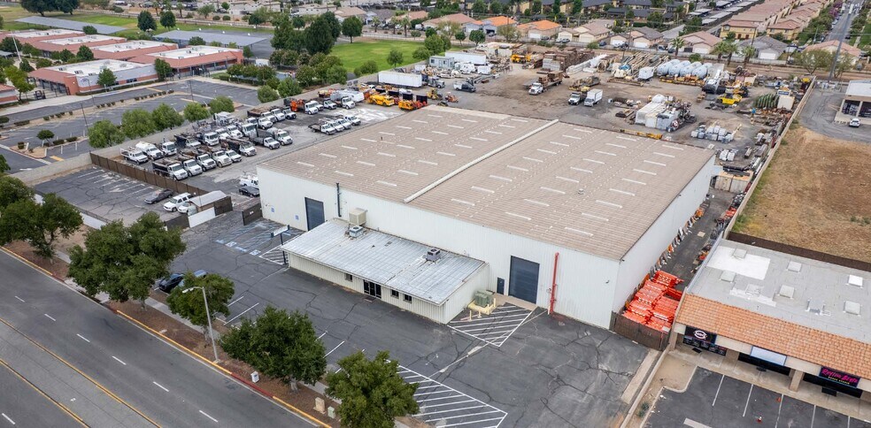 Primary Photo Of 924 W Rialto Ave, Rialto Warehouse For Lease