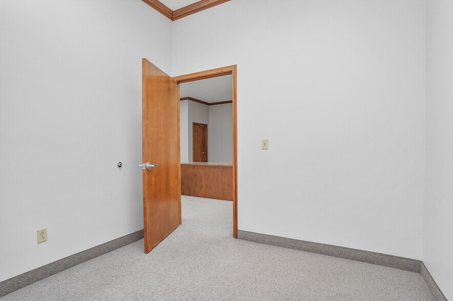 More Photos Of 120 W Aurora Rd, Northfield Medical For Sale