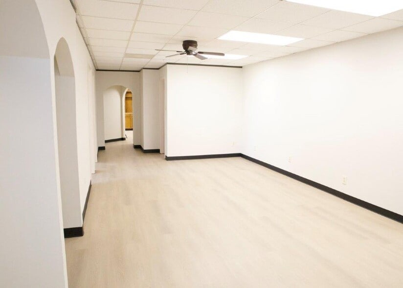 More Photos Of 9818 Whithorn Dr, Houston Office For Sale