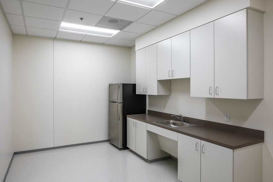 More Photos Of 10611 Red Bluff Rd, Pasadena Distribution For Lease