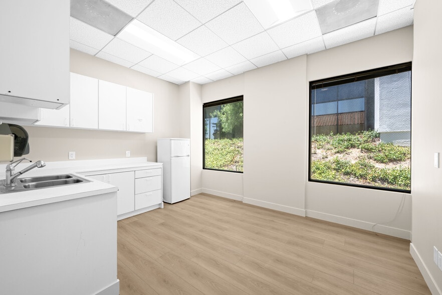 More Photos Of 24011 Ventura Blvd, Calabasas Medical For Lease