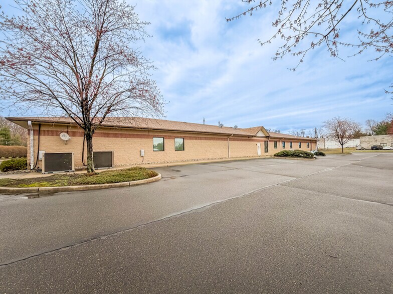 More Photos Of 155 Bradford Dr, Berlin Medical For Sale