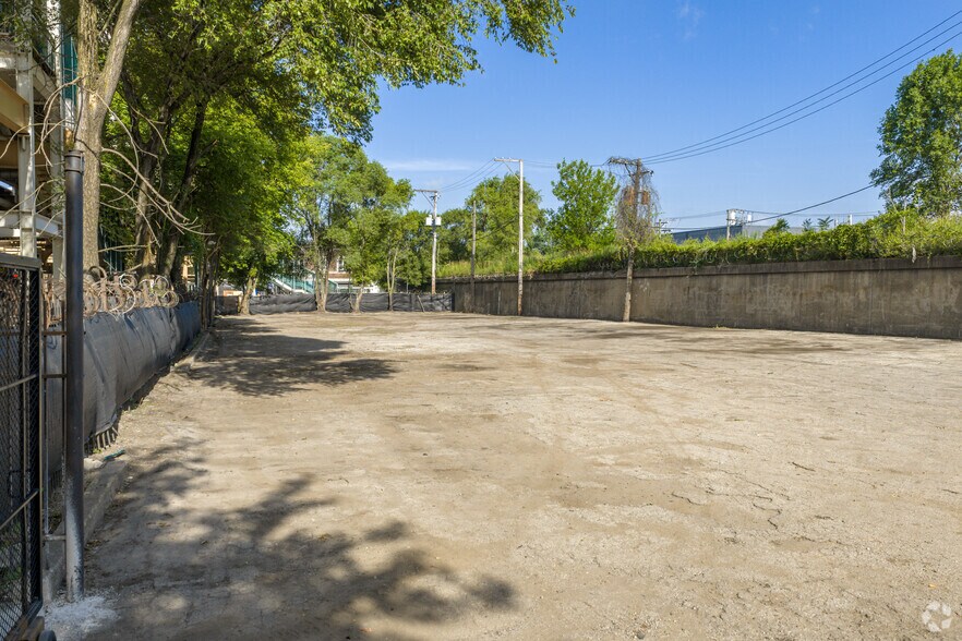 More Photos Of 5144 W Lake St, Chicago Land For Lease