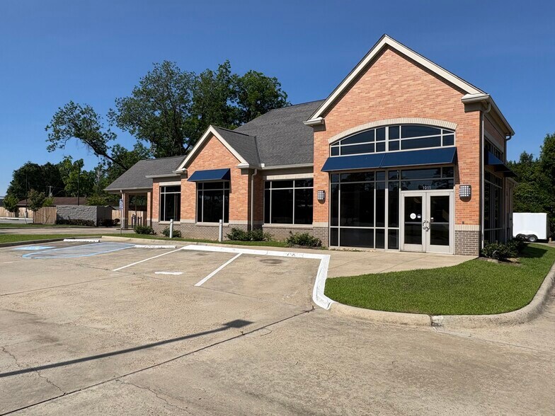 More Photos Of 1011 Cooktown Rd, Ruston Bank For Lease
