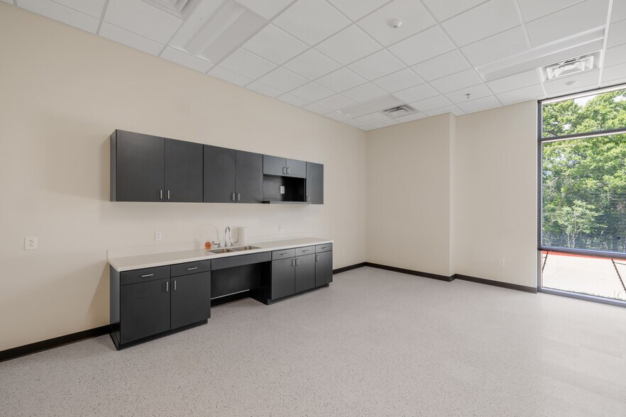 More Photos Of Mustang Court at DFW International Airport, Bldg 1, Grapevine Unknown For Lease