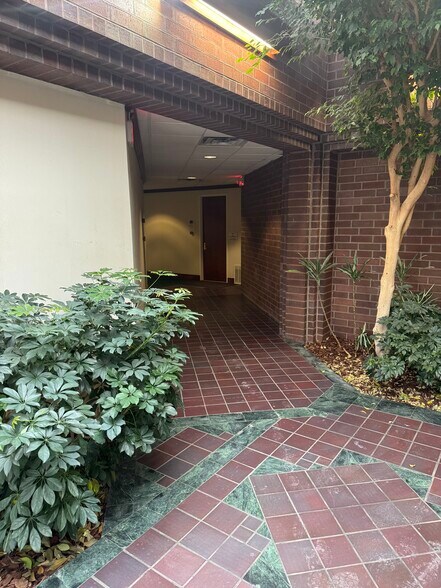 More Photos Of 24400 Highpoint Rd, Beachwood Medical For Lease