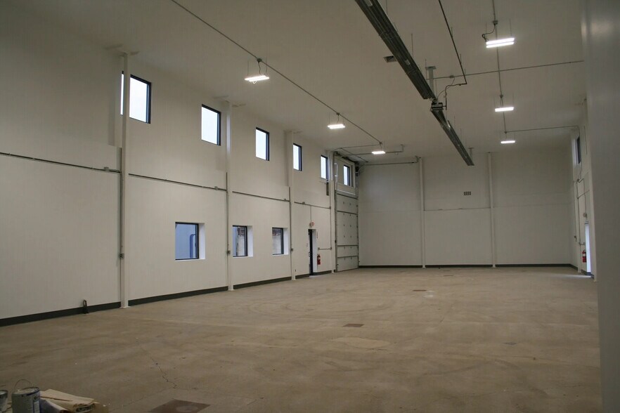 More Photos Of 38750-38862 Ford Rd, Westland Warehouse For Lease