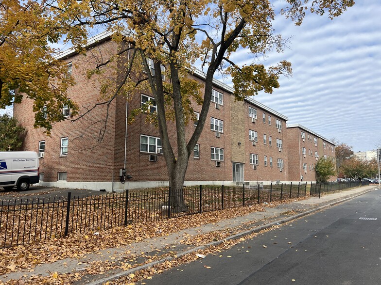 Primary Photo Of 23 Marshall St, Hartford Apartments For Sale