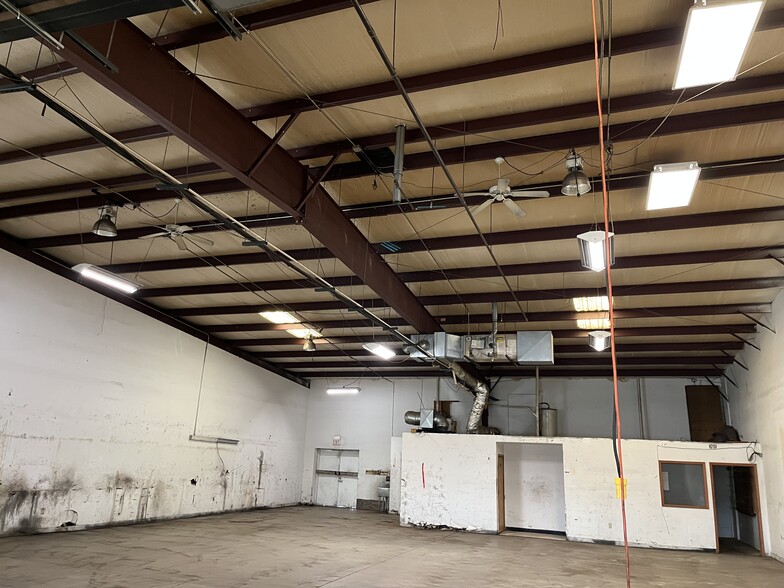 More Photos Of 1641-1653 W Lloyd St, Ozark Warehouse For Lease