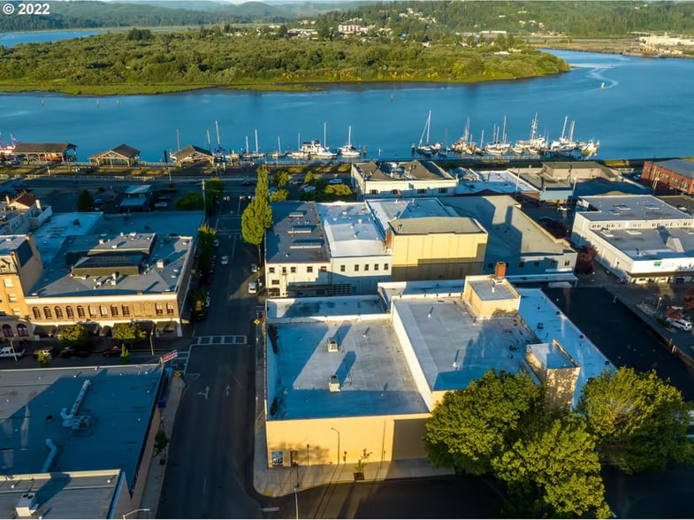 More Photos Of 181 Anderson Ave, Coos Bay Department Store For Sale