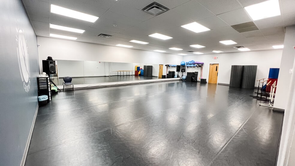 More Photos Of 1233 Roosevelt Trl, Raymond Storefront For Lease