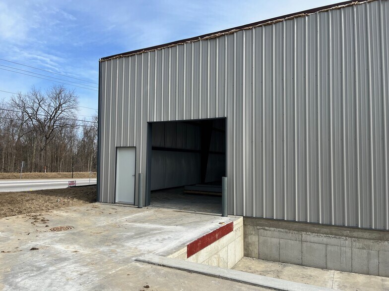 More Photos Of 2222 Contractors way, Fort Wayne Light Distribution For Lease