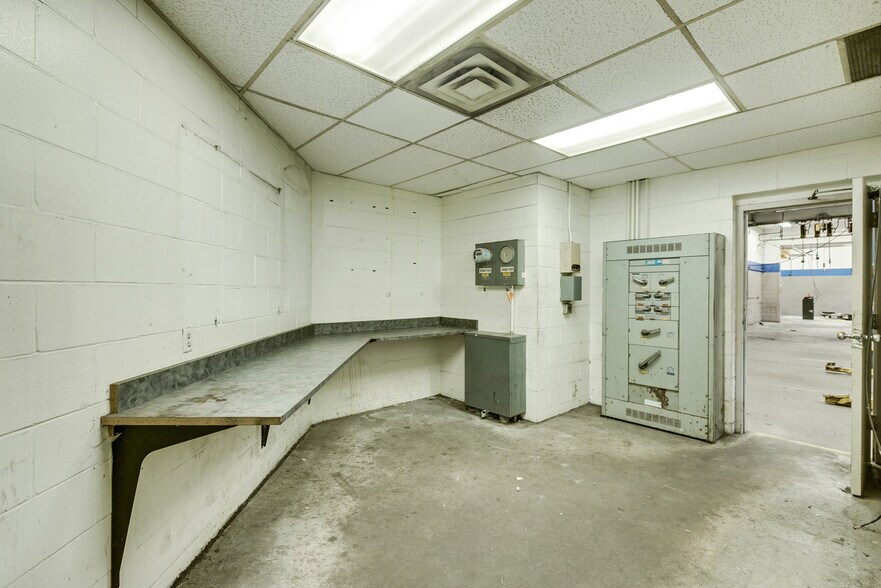 More Photos Of 5500 W Broadway Ave, Minneapolis Storefront Retail Office For Sale