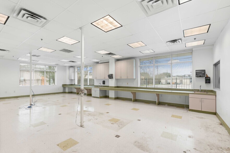 More Photos Of 202 N Texas Ave, Webster Medical For Lease