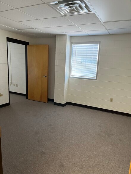 More Photos Of 330 Hollie Dr, Martinsville Warehouse For Lease