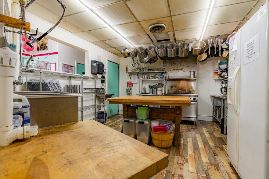 More Photos Of 105 N Main St, Hallettsville Restaurant For Sale
