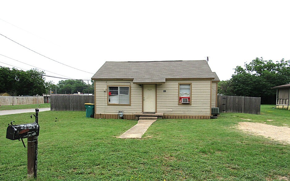 More Photos Of 802 S Main St, Belton General Retail For Sale