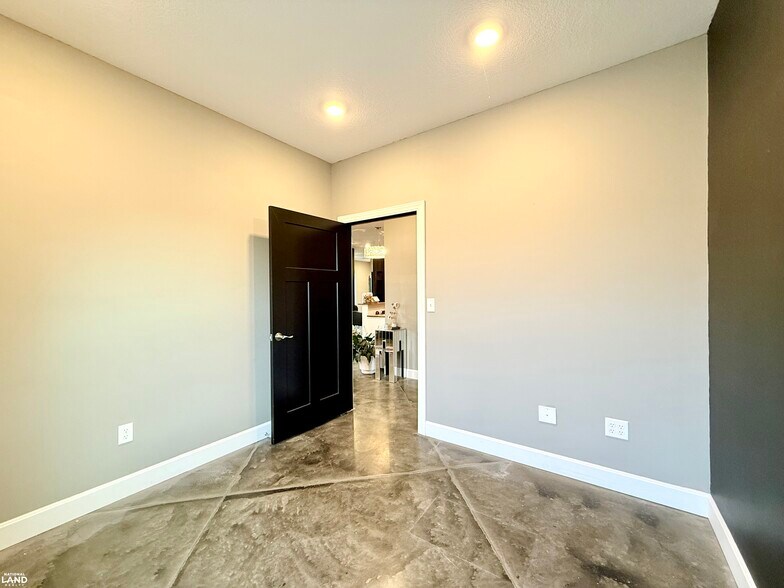 More Photos Of 1915 S Santa Fe Ave, Chanute Office For Sale