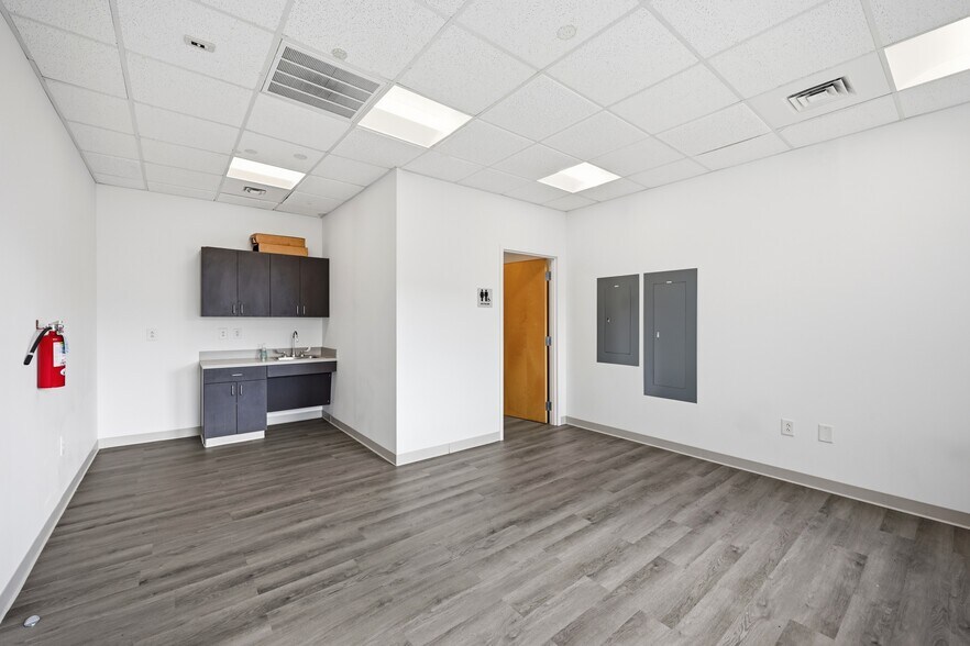 More Photos Of 1185 N Memorial Dr, Greenville Airplane Hangar For Lease